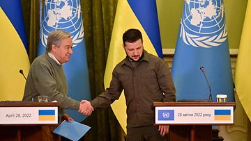 LK 28.4.2022 Ukrainan presidentti Volodymyr Zelenskyi ja YK:n pääsihteeri Antonio Guterres kättelivät lehdistötilaisuuden päätteeksi Kiovassa 28.4.2022.