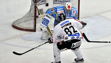 Harri Pesonen ohittaa Janne Juvosen. 