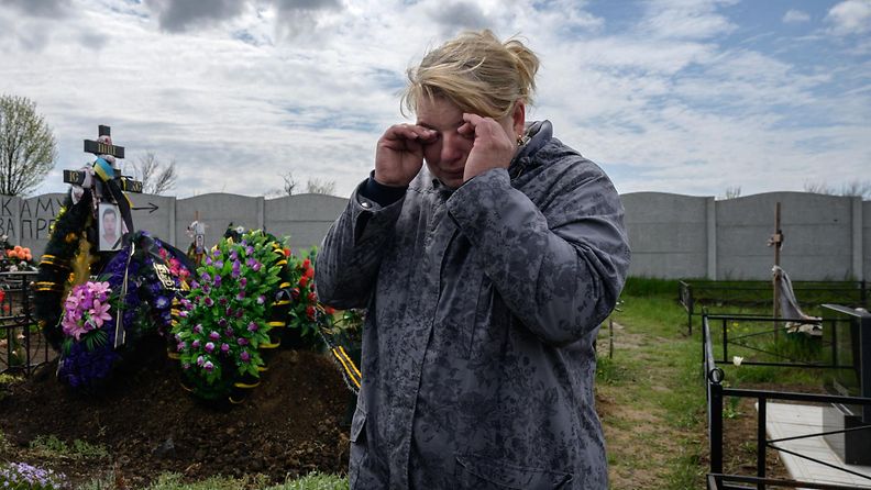 LK 30.4.2022 Leonivda Netchiboy, 49, miehensä Pavlon haudalla tänään lauantaina 30.4.2022. Mies oli kuollut taistellessaan Ukrainan riveissä Kiovan lähelle viime kuussa.