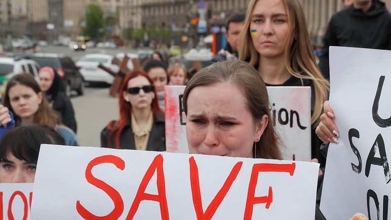 EPA Ukrainalaiset aktivistit vaativat tänään lauantaina mielenosoituksessa Kiovassa humanitaarisia käytäviä Mariupolin pelastamiseksi.