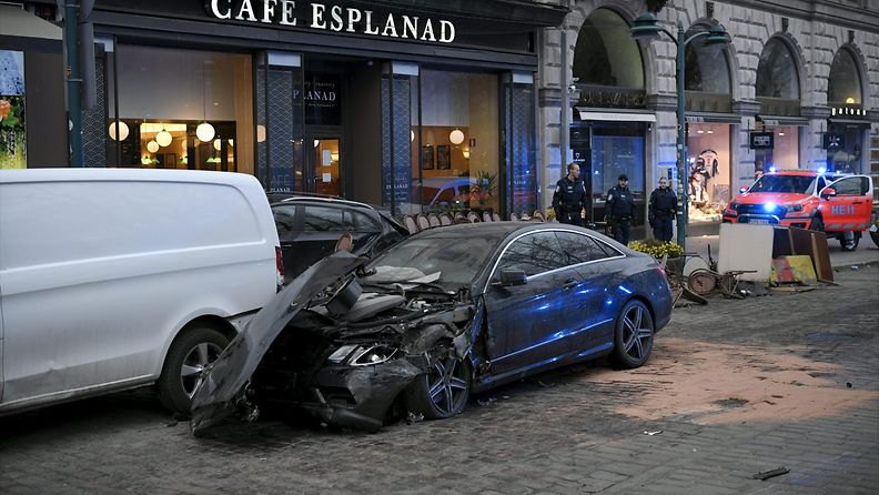 LK 30.4.2022 Helsingin keskustassa Pohjoisesplanadilla tapahtui vappuaattona 30. huhtikuuta 2022 liikenneonnettomuus, jossa on loukkaantunut ainakin kaksi ihmistä.