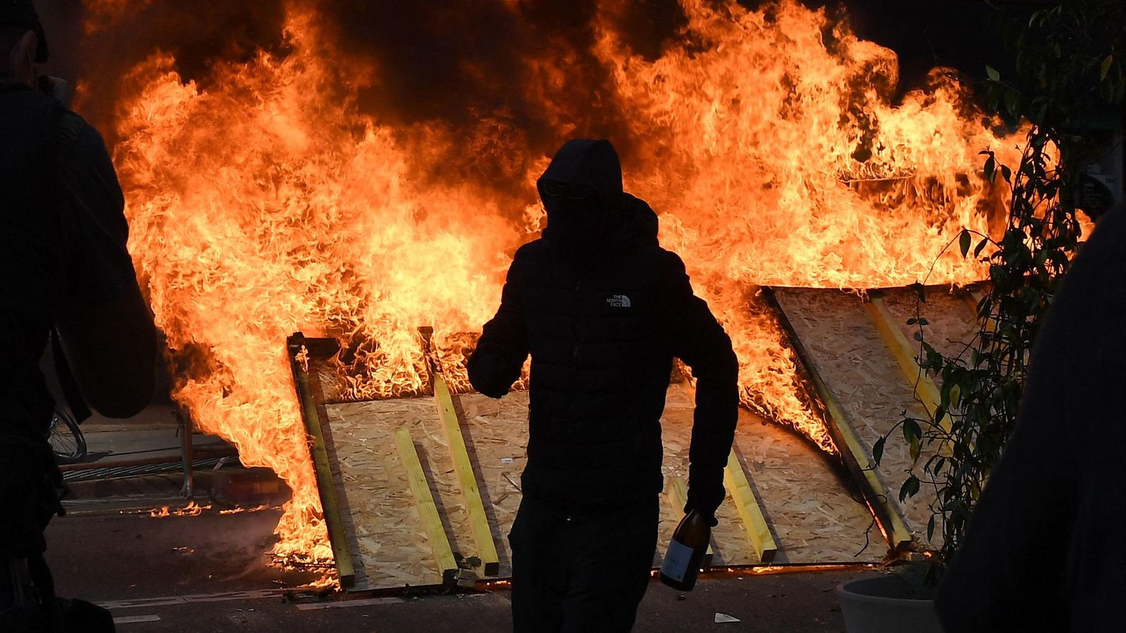 Kansa lähti vapunpäivänä kaduille ympäri maailman – Pariisissa potkittiin  palomiestä, Berliinissä pormestaria heitettiin kananmunilla 