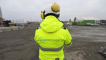 Työntekijä Fennovoiman Hanhikivi 1 -ydinvoimalaitoksen työmaa-alueella Pyhäjoella 3. marraskuuta 2021.
