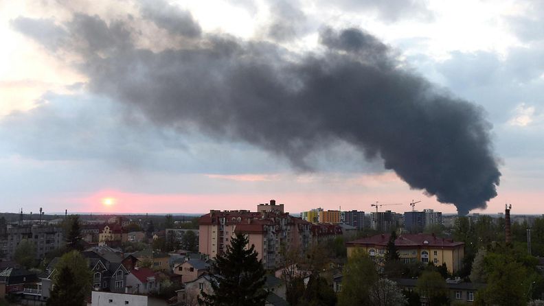 Tummaa savua nousi taivaanrantaan Lvivissä, Ukrainassa, 3. toukokuuta.