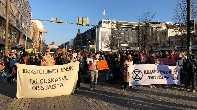 Ympäristöliike Elokapina osoitti mieltään Helsingin keskustassa perjantaina 6.5.2022.