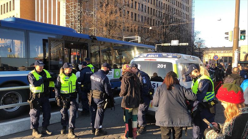 Poliisi valmistautuvat siirtämään Elokapinan mielenosoittajia poliisin linja-autoon Helsingissä 6.5.2022.