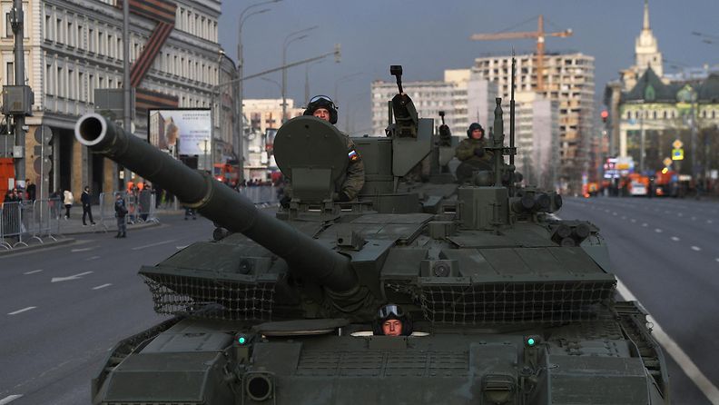 T90-M panssarivaunu Moskovassa huhtikuussa 2022.