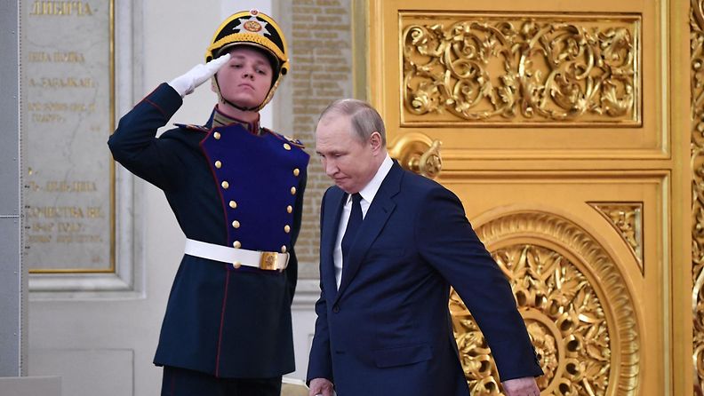 Sotilas tervehtii Vladimir Putinia huhtikuussa Moskovassa.