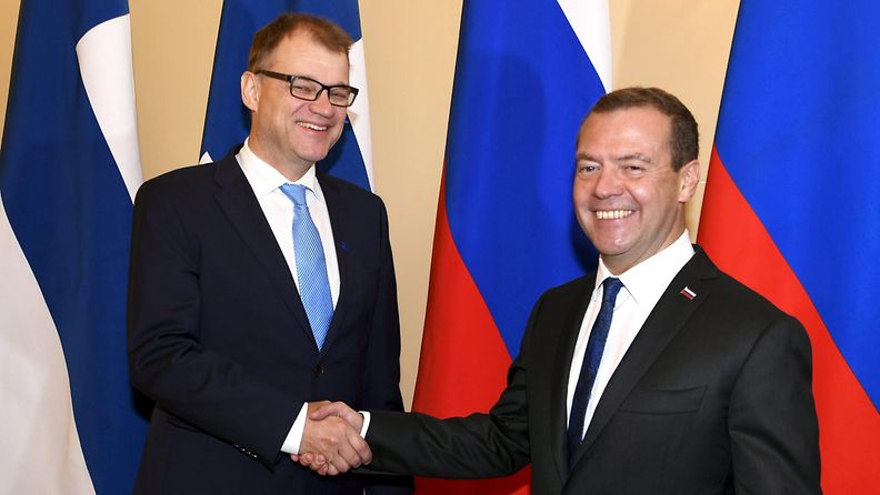 Suomen pääministeri Juha Sipilä (kesk.) tapasi venäläisen kollegansa Dmitri Medvedevin Pietarissa syyskuussa 2017.