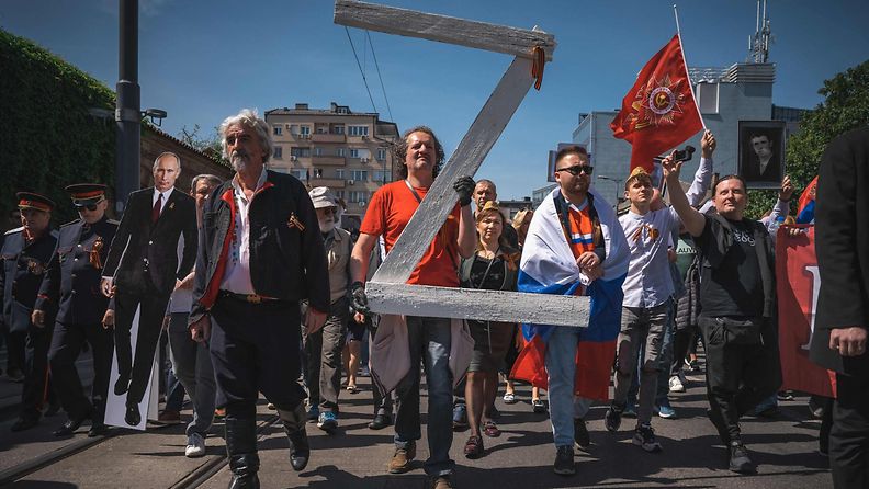 Noin 200 ihmistä marssi Venäjää tukevien symbolien kanssa Belgradissa, Serbiassa, osana voitonpäivän juhlintaa 9.5.2022.