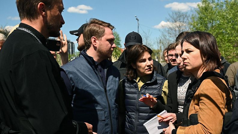 Saksan ulkoministeri Annalena Baerbock vieraili Ukrainan Butshassa 10. toukokuuta 2022.