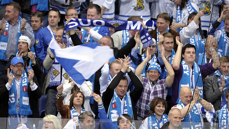 Suomen fanit vauhdissa Sveitsi-ottelun tiimellyksessä.