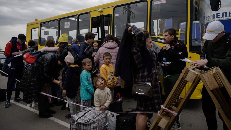 LK 10.5.2022 Ukrainalaisia perheitä saapumassa Venäjän miehittämiltä alueilta evakuointikeskukseen 29.4.2022. 