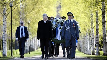 Presidentti Sauli Niinistö laski seppeleen sankariristille kaatuneiden muistopäivänä Hietaniemen sankarihautausmaalla Helsingissä 15. toukokuuta 2022. 