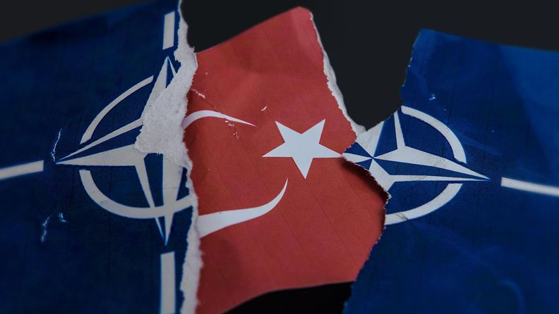 Turkin lippu repii Naton lipun kahtia.