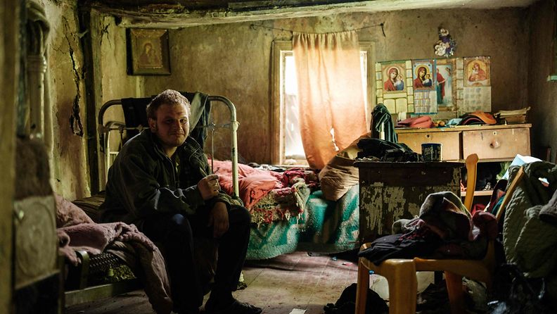 Mies vieraili äitinsä talossa, jossa ei ole sähköä, juoksevaa vettä tai puhelinyhteyksiä Lysychanskissa, Itä-Ukrainassa, 15. toukokuuta.