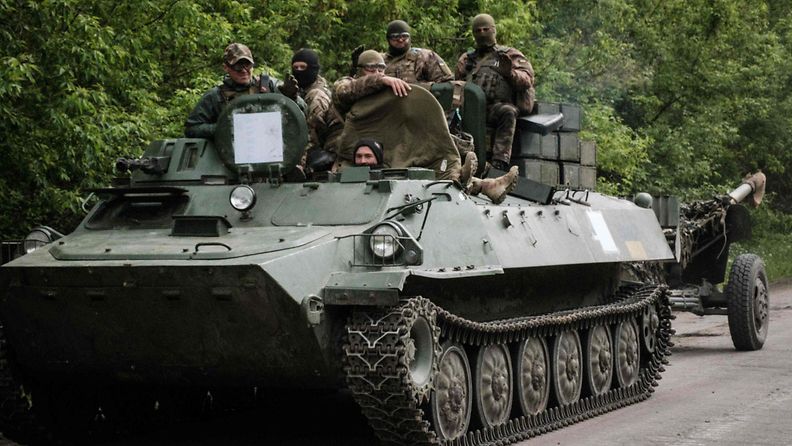 Ukrainan sotilaat seisoivat panssarivaunun päällä lähellä Artemivskia Itä-Ukrainassa 15. toukokuuta.