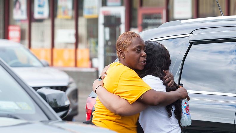 Kaksi ihmistä halasi sunnuntaina toisiaan lähellä markettia, jossa Buffalon ammuskelu tapahtui.
