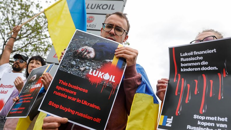 Belgiassa protestoitiin Venäjää vastaan venäläisomisteisen Lukoil-energiayhtiön päämajan pihalla 13. toukokuuta.