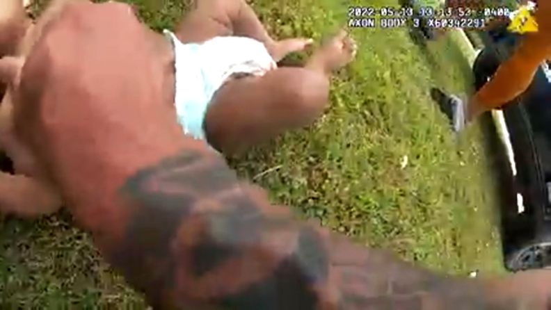 Hysteerinen äiti ryntäsi poliisin luokse eloton nelikuukautinen vauva sylissään – sankaripoliisin ripeä toiminta tallentui videolle