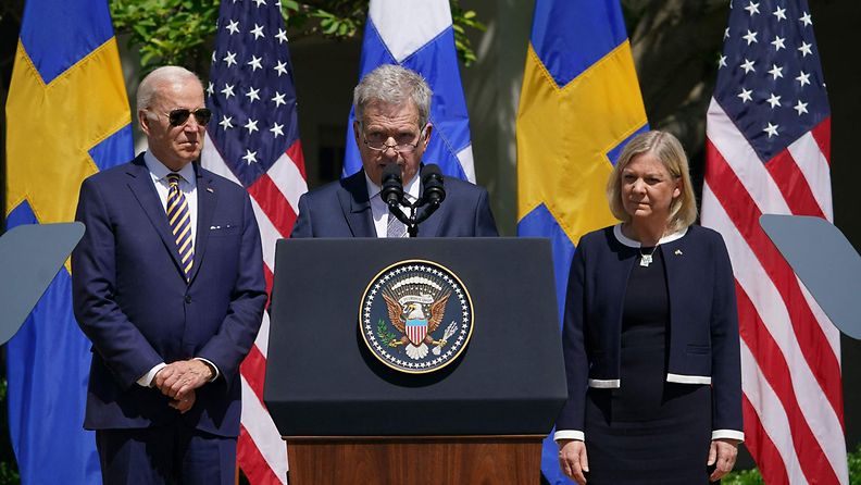 LK 19.5.2022 Presidentit Sauli Niinistö ja Joe Biden sekä Ruotsin pääministeri Magdalena Andersson puhuivat Valkoisen talon edessä tapaamisensa päätteeksi.