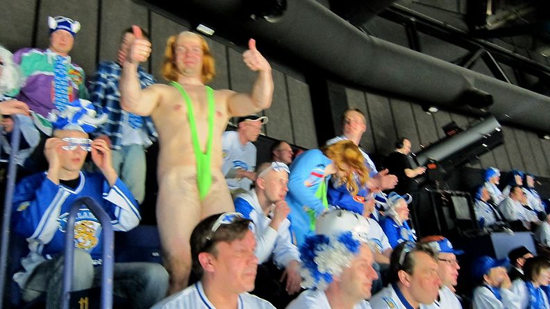 Borat-uikkarit Helsingin MM-katsomossa.