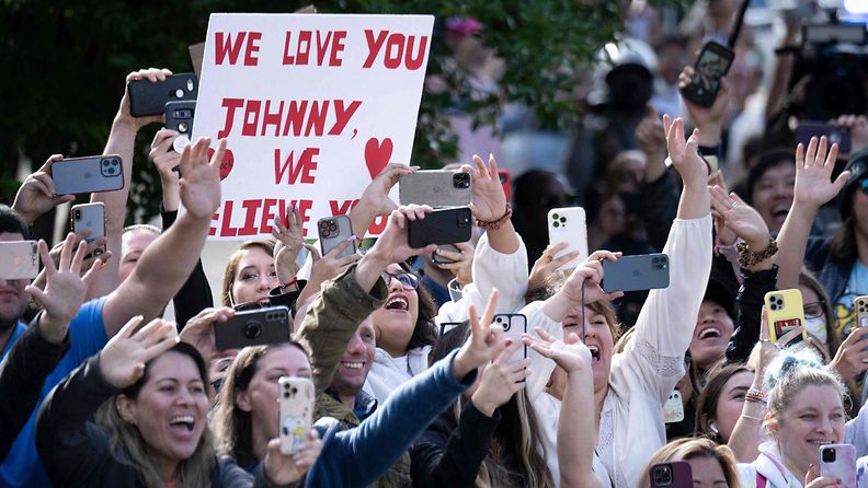 LK 26.5.2022 Fanit hurraavat, kun näyttelijä Johnny Depp saapui Fairfaxin oikeustalolle Yhdysvalloissa tänään.