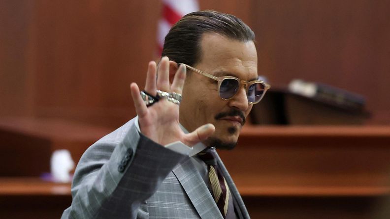 LK 26.5.2022 Yhdysvaltalasinäyttelijä Johnny Depp vilkutti yleisölle ja medialle lähtiessään oikeuden istunnosta Fairfaxissa eilen torstaina 26.5.2022.