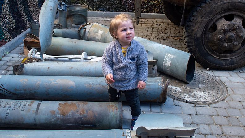 Lapsi sotamuseossa Ukrainassa sodan aikana AOP