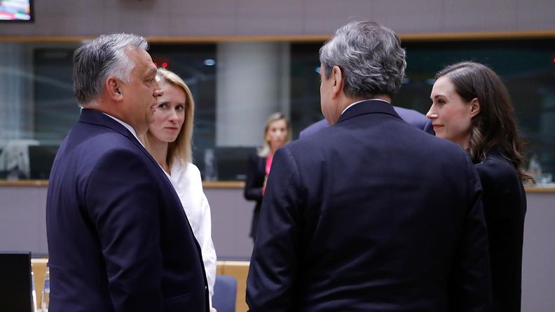 Unkarin pääministeri Viktor Orban, Viron pääministeri Kaja Kallas, Italian pääministeri Mario Draghi ja Suomen pääministeri Sanna Marin Brysselissä 30.5.2022. EPA.
