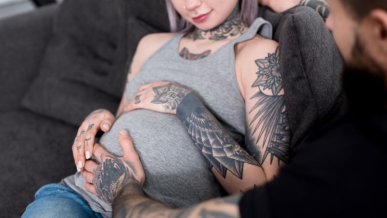 tatuointi, raskaus, tatuoitu nainen, tatuoitu äiti