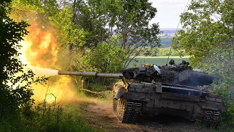 Venäläinen panssarivaunu T-80 ampuu Ukrainassa toukokuussa 2022.