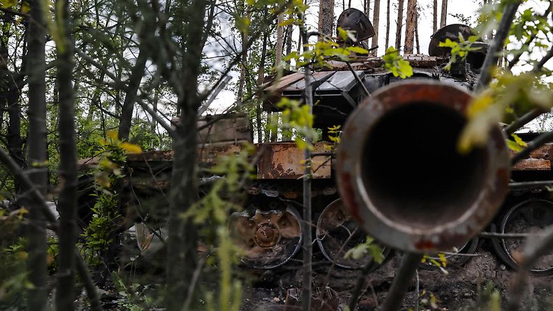 Tuhoutunut panssarivaunu metsässä Ukrainassa AOP