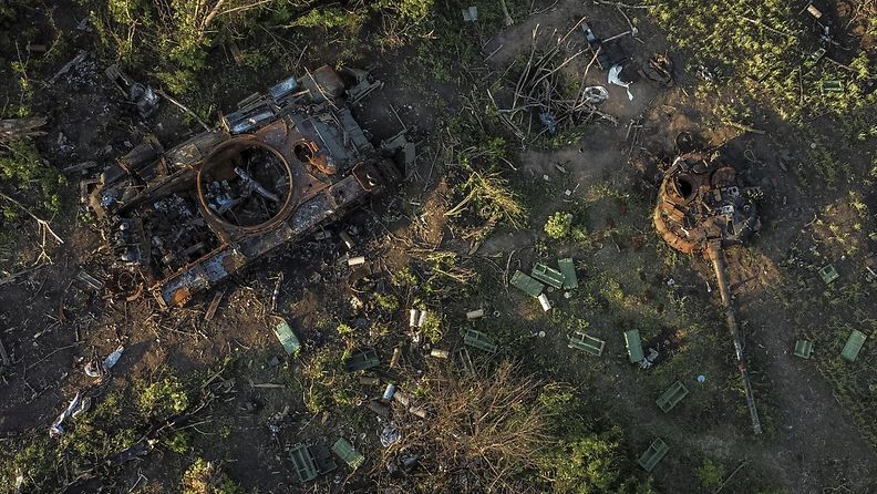 Tuhoutunut panssarivaunu Ukrainassa.