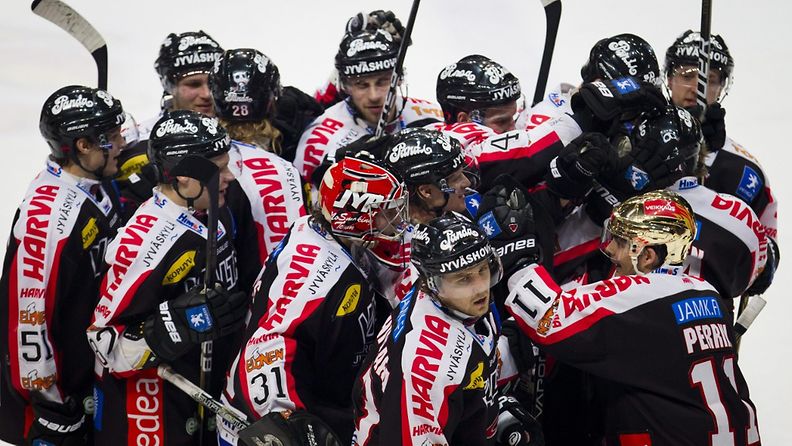 JYP juhli Sami Vatasen tekemää jatkoaikamaalia jääkiekon SM-liigan ottelussa Jokerit vs JYP Helsingissä 13. maaliskuuta 2012.