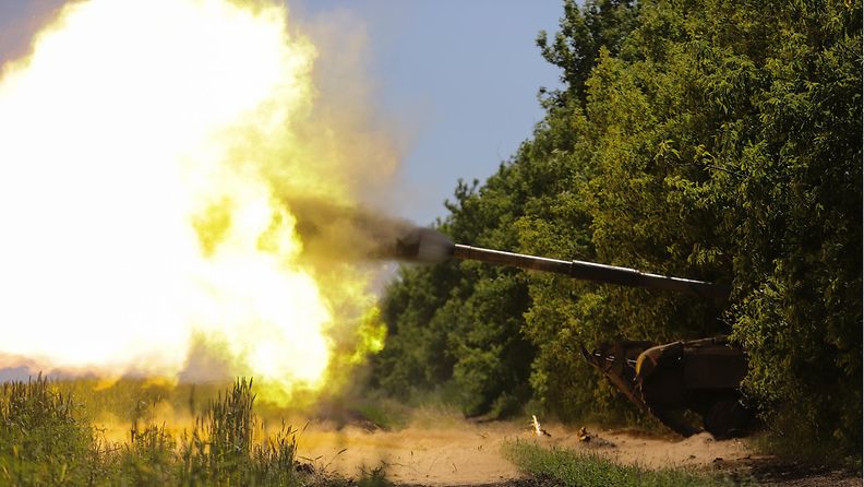 Panssarivaunu ampuu Ukrainassa kesäkuussa 2022