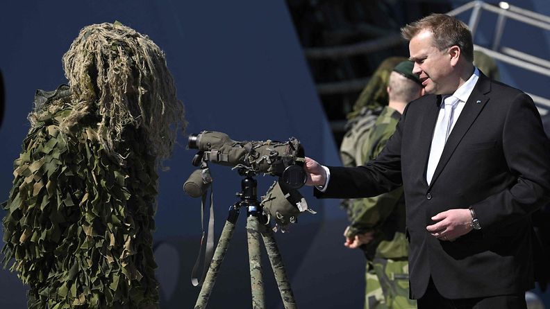 Antti Kaikkonen ja maastopukuun pukeutunut sotilas Ruotissa toukokuussa 2022.