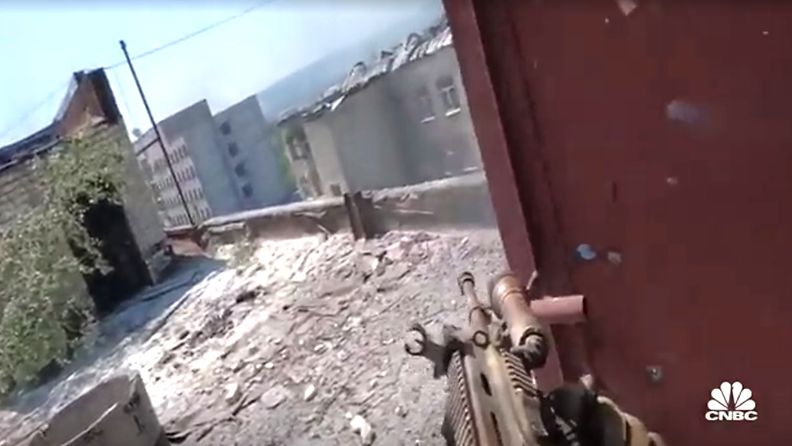 Kuvakaappaus Severodonetskin katutaisteluja kuvaavasta videosta REUTERS