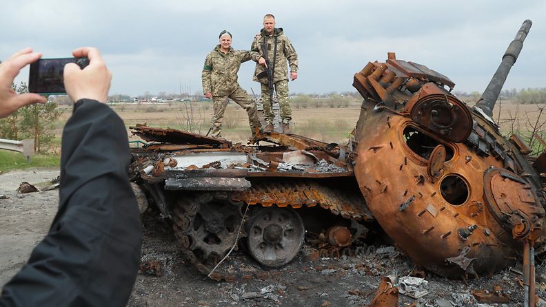 Ukrainassa sotilaita kuvataan tankin päällä LK 16.6.2022