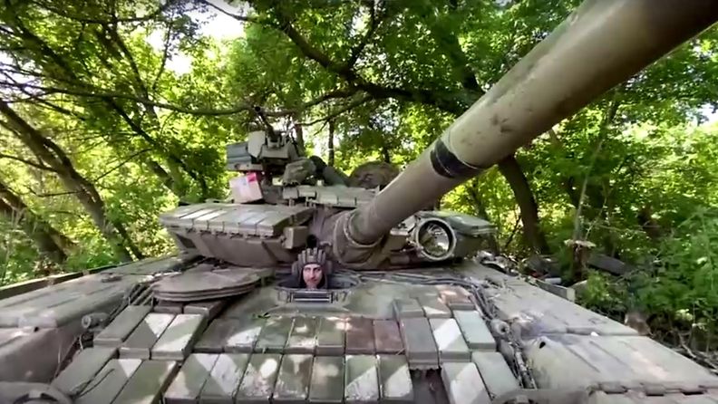 Ukrainan panssarivaunu Donetskin alueella Itä-Ukrainassa kesäkuussa 2022. Kuvakaappaus videolta.