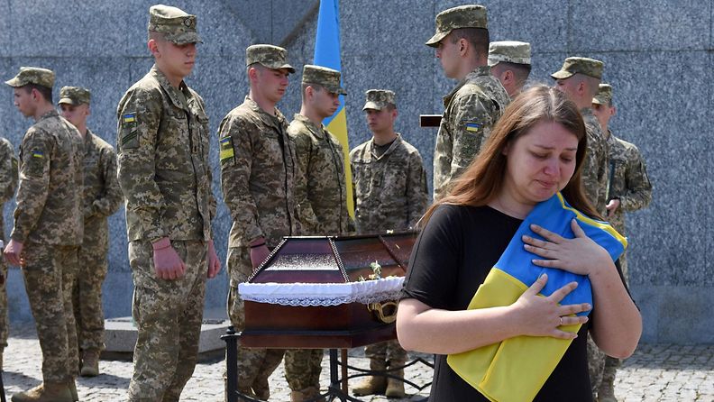 LK 18.6.2022 Oleksiy Tarasevin sisar Venäjän hyökkäyksen aikana kuolleiden ukrainalaissotilaiden hautajaisissa Länsi-Ukrainan Lvivin kaupungissa tänään lauantaina 18.6.2022.