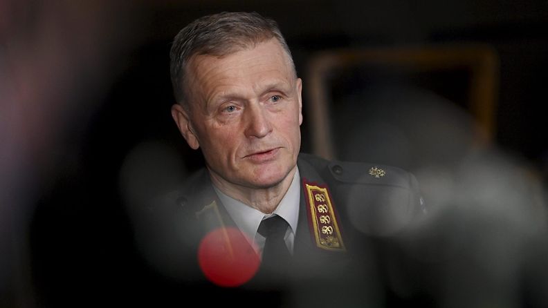 Puolustusvoimien komentaja, kenraali Timo Kivinen maaliskuussa 2022.