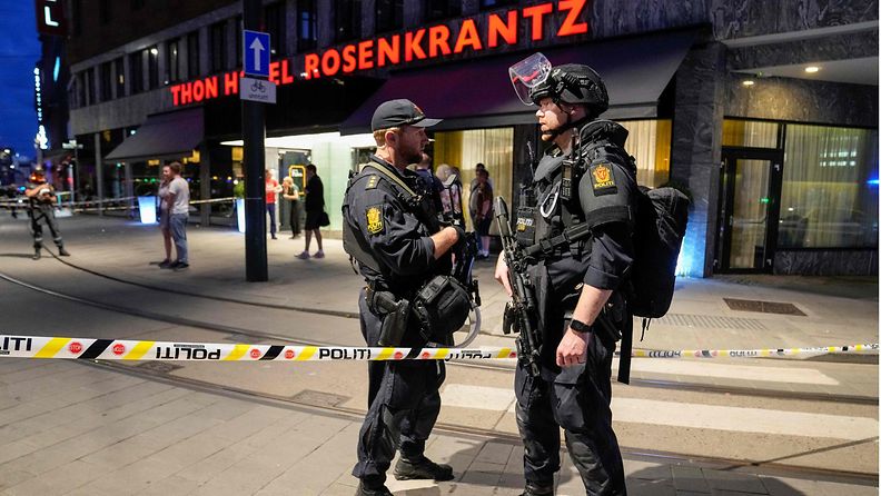 Poliiseja alueella Oslossa, jossa tapahtui ampuminen juhannuksena 2022.