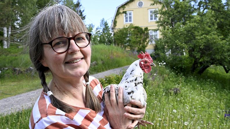 Marika Tudeer ja kanoja kotipihallaan Lopella kesäkuussa 2022.