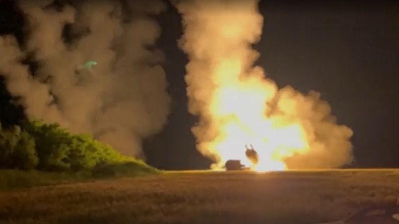 Kuvakaappaus videolta, jossa kerrotaan näkyvän, miten HIMARS-raketinheitin ampuu Ukrainassa.
