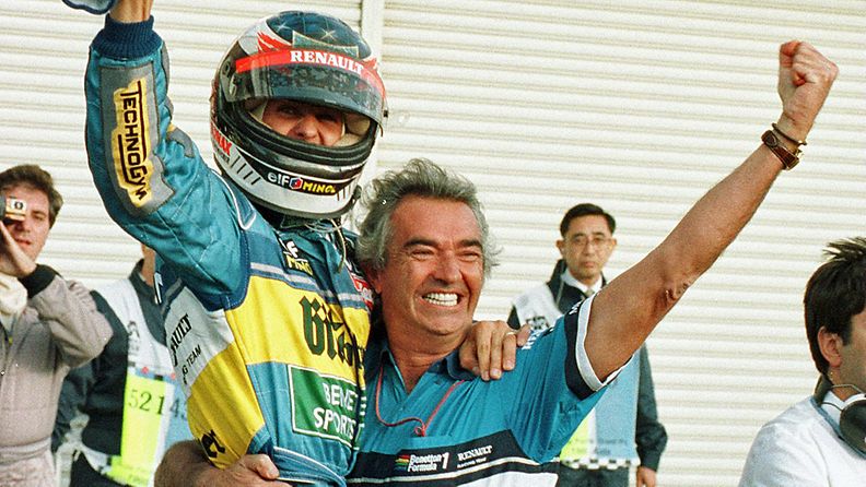 Michael Schumacher ja Flavio Briatore juhlivat yhdessä mestaruutta vuonna 1995.