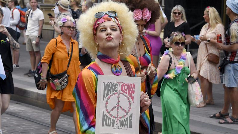 Sukupuoli- ja seksuaalivähemmistöjen puolesta marssiva Pride-kulkue Helsingissä 2. heinäkuuta 2022