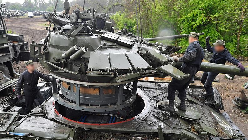 Venäläistä panssarivaunua korjataan toukokuussa 2022.