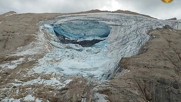 Jäätikkö romahti Italian Dolomiittien korkeimmalla Marmolada-vuorella Koillis-Italiassa 3. heinäkuuta 2022.