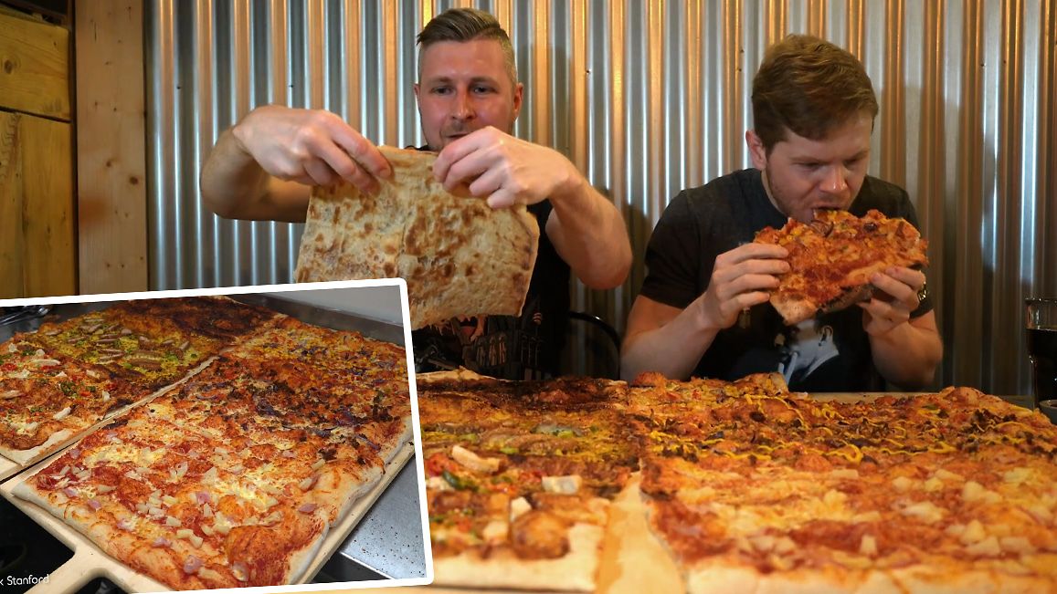 Max ja Jack tuhosivat jättipizzan. Kuva Caters News